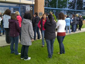 Une quarantaine d'employés se sont regroupés devant les bureaux de la CCQ à Québec Une quarantaine d'employés se sont regroupés devant les bureaux de la CCQ à Québec