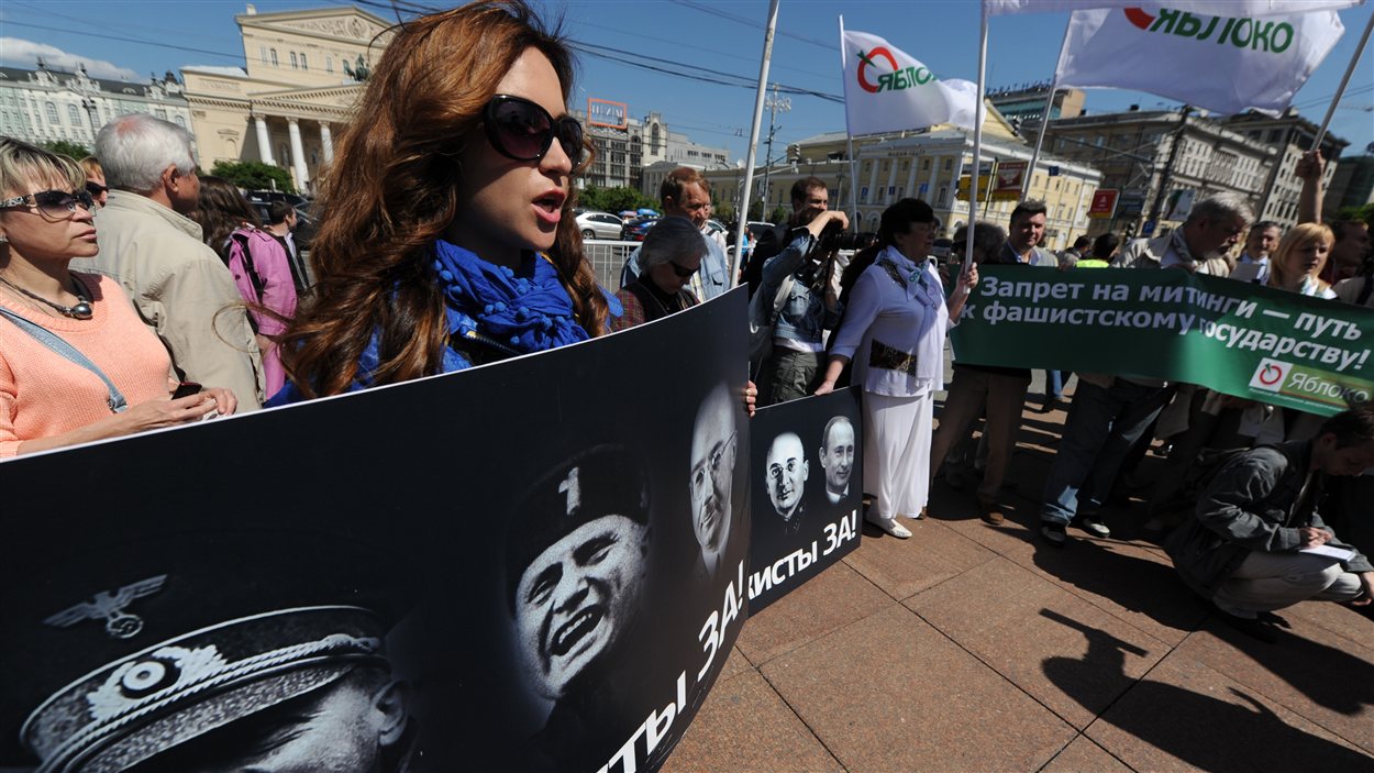 Des activistes russes manifestent à Moscou contre la nouvelle loi, le 5 juin. Des activistes russes manifestent à Moscou contre la nouvelle loi, le 5 juin.