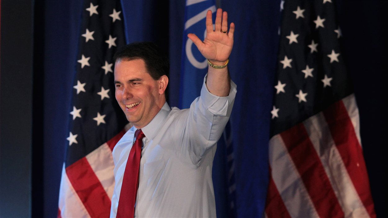Le gouverneur du Wisconsin Scott Walker salue ses partisans après avoir survécu à un vote de destitution le 5 juin 2012. Le gouverneur du Wisconsin Scott Walker salue ses partisans après avoir survécu à un vote de destitution le 5 juin 2012.