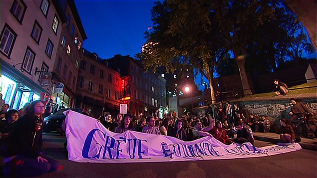 Un sit-in prend forme à Québec sur la Côte de la Montagne, où 65 manifestants ont été arrêtés la veille. Un sit-in prend forme à Québec sur la Côte de la Montagne, où 65 manifestants ont été arrêtés la veille.
