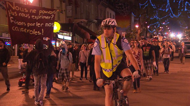 La 44e manifestation nocturne se déplace sur la rue Saint-Denis à Montréal. La 44e manifestation nocturne se déplace sur la rue Saint-Denis à Montréal.