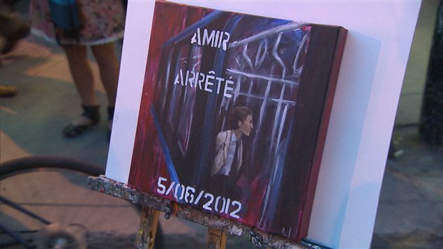 Un artiste a exposé une toile relatant l'arrestation du député Amir Khadir lors du sit-in à l'angle des rues Saint-Denis et Mont-Royal. Un artiste a exposé une toile relatant l'arrestation du député Amir Khadir lors du sit-in à l'angle des rues Saint-Denis et Mont-Royal.