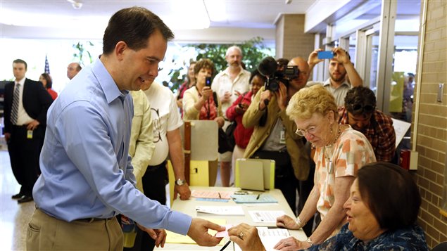 Le gouverneur Scott Walker vote dans le cadre de l'élection portant sur sa destitution le 5 juin 2012, au Wisconsin. Le gouverneur Scott Walker vote dans le cadre de l'élection portant sur sa destitution le 5 juin 2012, au Wisconsin.