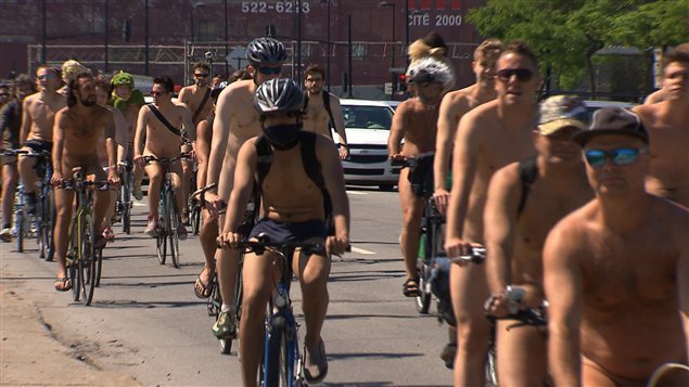 Des manifestants nus à vélo, rue Notre-Dame, à Montréal Des manifestants nus à vélo, rue Notre-Dame, à Montréal