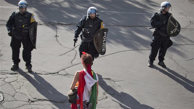 Un manifestant s'approche du secteur de la rue Crescent, où se déroulent les activités du Grand Prix. Un manifestant s'approche du secteur de la rue Crescent, où se déroulent les activités du Grand Prix.