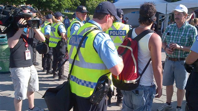 Les policiers procèdent à des fouilles au parc Jean-Drapeau. Les policiers procèdent à des fouilles au parc Jean-Drapeau.