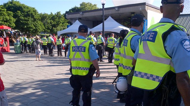 De nombreux policiers sont présents au parc Jean-Drapeau, près de la station de métro. De nombreux policiers sont présents au parc Jean-Drapeau, près de la station de métro.