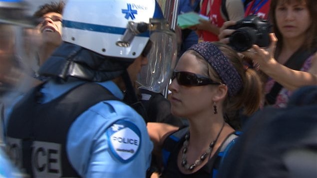 Une manifestante défie un policier du regard, dans le secteur de la rue Crescent. Une manifestante défie un policier du regard, dans le secteur de la rue Crescent.