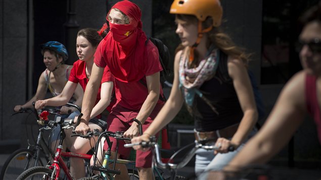 Des personnes contre la hausse des droits de scolarité et le Grand Prix manifestent à vélo, à Montréal. Des personnes contre la hausse des droits de scolarité et le Grand Prix manifestent à vélo, à Montréal.