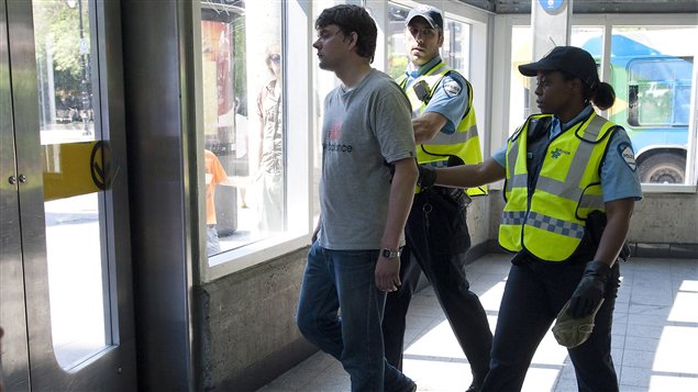 Jeune homme arrêté puis relâché par les policiers à la station de métro Berri-UQAM Jeune homme arrêté puis relâché par les policiers à la station de métro Berri-UQAM