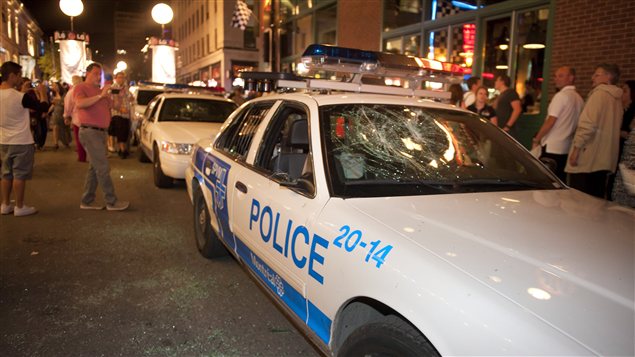 Une voiture de police vandalisée, à l'angle des rues Sainte-Catherine et Crescent, samedi soir Une voiture de police vandalisée, à l'angle des rues Sainte-Catherine et Crescent, samedi soir
