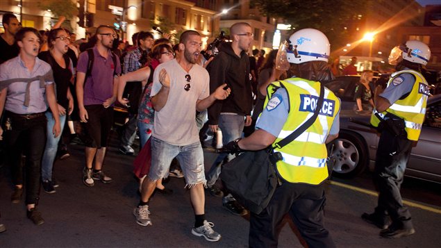 Les manifestants avancent vers les policiers près du site des festivités du Grand Prix, au centre-ville de Montréal, samedi soir. Les manifestants avancent vers les policiers près du site des festivités du Grand Prix, au centre-ville de Montréal, samedi soir.