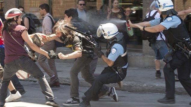 Un manifestant est arrêté dans le secteur de la rue Crescent. Un manifestant est arrêté dans le secteur de la rue Crescent.