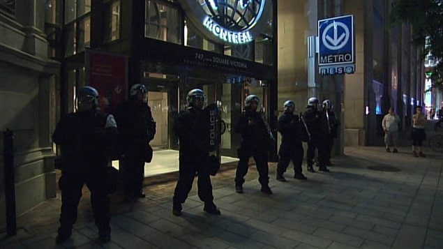 Les policiers protègent l'entrée de l'édifice du Centre de commerce mondial. Les policiers protègent l'entrée de l'édifice du Centre de commerce mondial.
