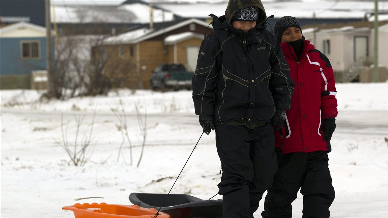 Des enfants dans la communauté autochtone d'Attawapiskat, en décembre 2011 Des enfants dans la communauté autochtone d'Attawapiskat, en décembre 2011