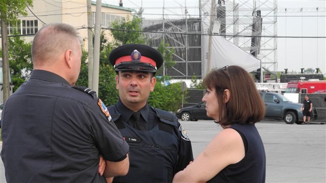 Le porte-parole de la police de Toronto Tony Vella (au centre) et la conseillère municipale, Maria Augimeri sur les lieux de la tragédie Le porte-parole de la police de Toronto Tony Vella (au centre) et la conseillère municipale, Maria Augimeri sur les lieux de la tragédie