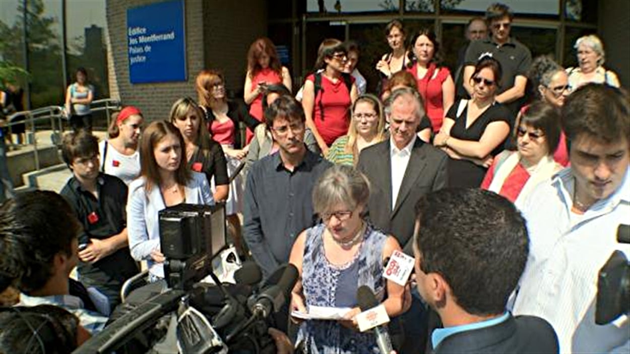 La présidente du syndicat des professeurs de l'UQO, Louise Briand, dénonce l'arrestation de Thibault Martin. La présidente du syndicat des professeurs de l'UQO, Louise Briand, dénonce l'arrestation de Thibault Martin.