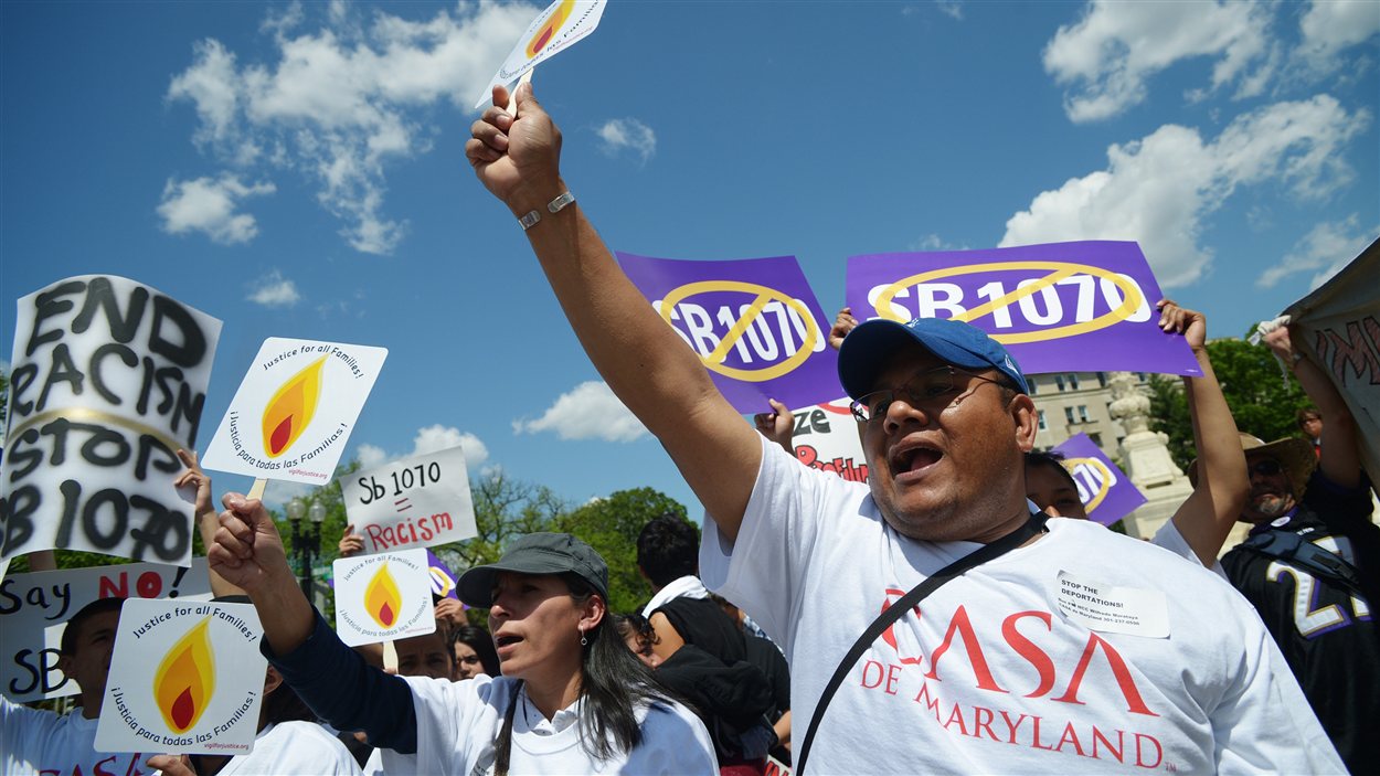 Des opposants à la loi de l'Arizona sur l'immigration clandestine manifestent devant la Cour suprême, à Washington. Des opposants à la loi de l'Arizona sur l'immigration clandestine manifestent devant la Cour suprême, à Washington.