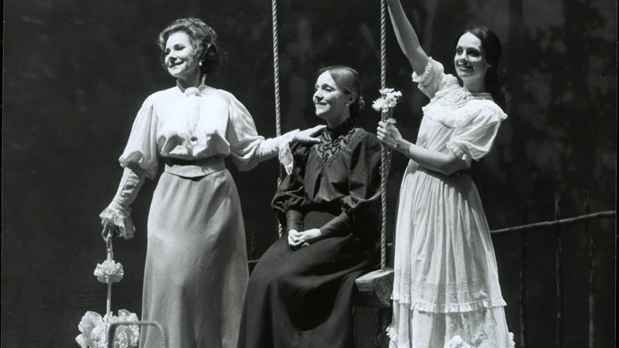 La soprano Evelyn Lear, à gauche, sur scène avec Patricia Wells et Evelyn Petros. La soprano Evelyn Lear, à gauche, sur scène avec Patricia Wells et Evelyn Petros.