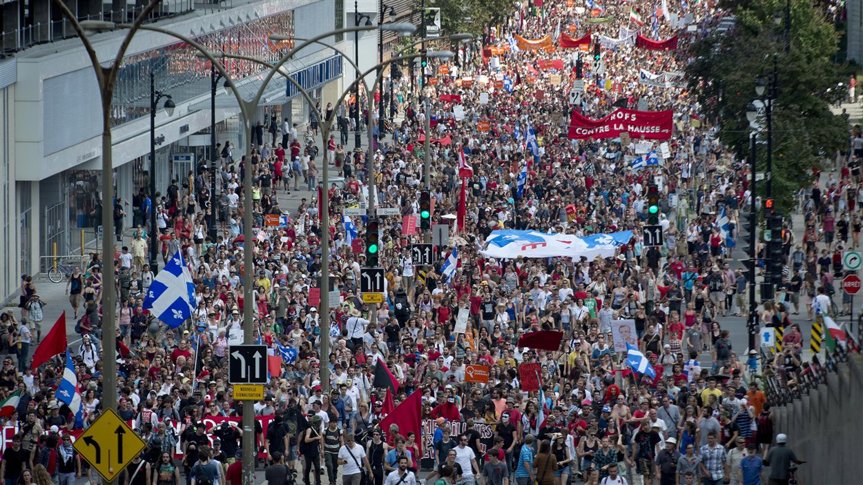 Des milliers de personnes manifestent à Montréal, le 22 juillet 2012. Des milliers de personnes manifestent à Montréal, le 22 juillet 2012.