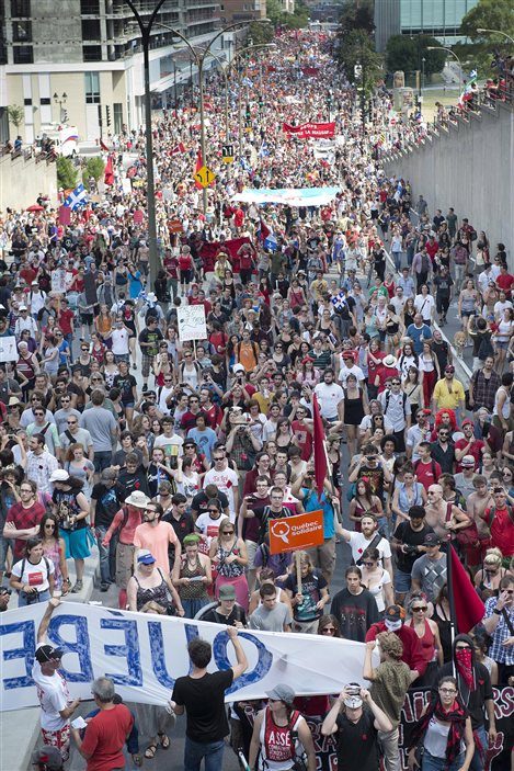 Des milliers de personnes manifestent dans les rues de Montréal Des milliers de personnes manifestent dans les rues de Montréal
