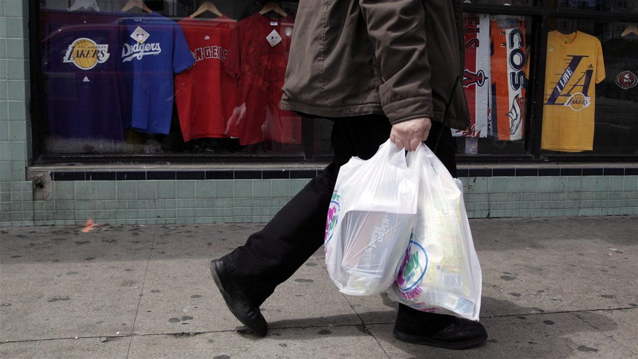 Sacs de plastique dans les mains d'un passant. Sacs de plastique dans les mains d'un passant.