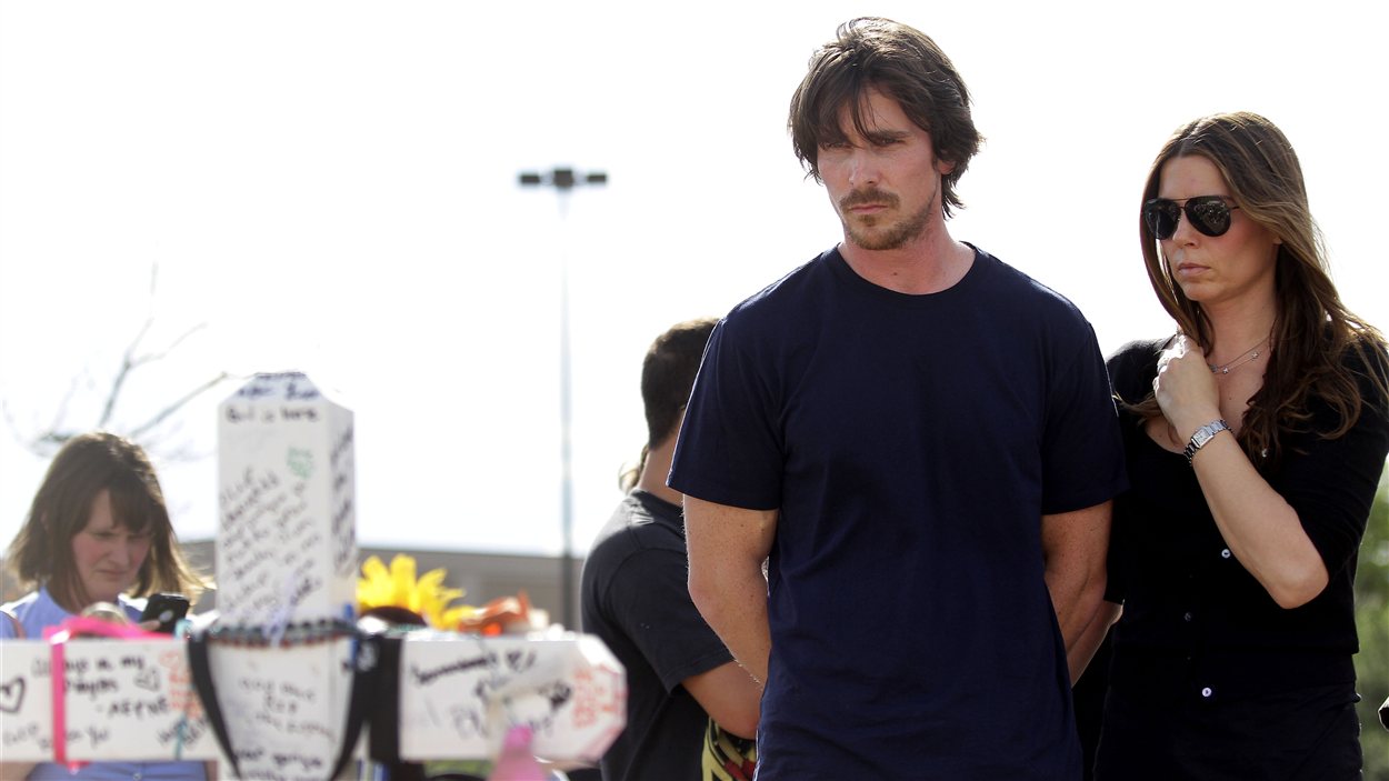 L'acteur Christian Bale devant une crois érigée près du cinéma 16, à Aurora au Colorado, le 24 juillet 2012 L'acteur Christian Bale devant une crois érigée près du cinéma 16, à Aurora au Colorado, le 24 juillet 2012