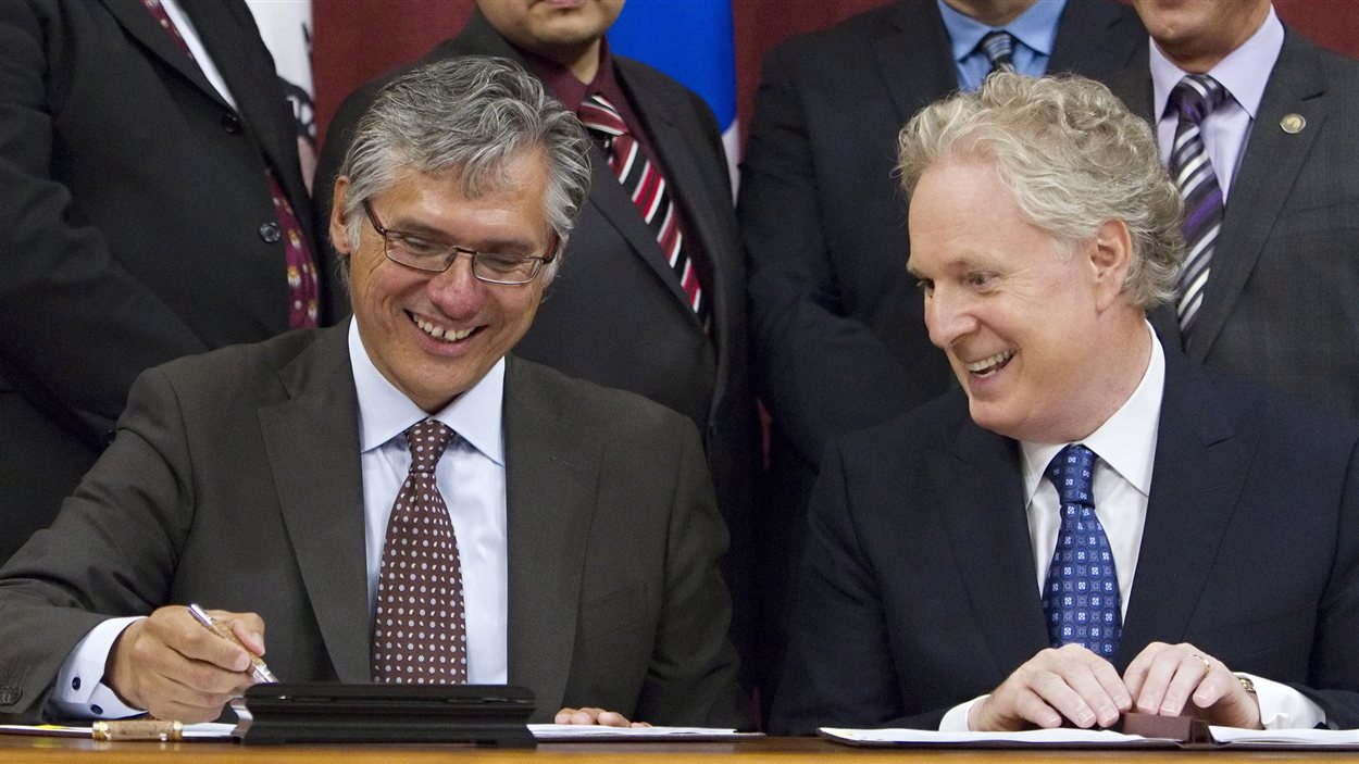 Le grand chef du Grand Conseil des Cris, Matthew Coon Come, et le premier ministre Jean Charest. Le grand chef du Grand Conseil des Cris, Matthew Coon Come, et le premier ministre Jean Charest.