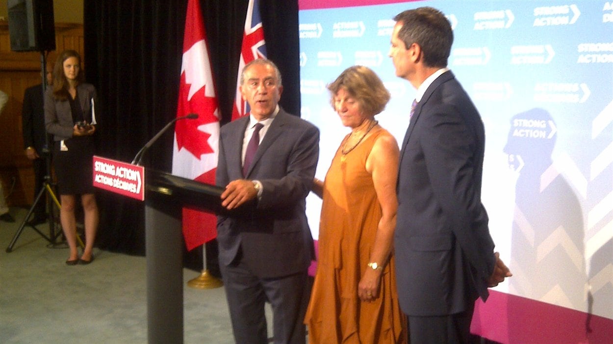Greg Sorbara annonce qu'il démissionne en compagnie du premier ministre de l'Ontario, Dalton McGuinty. Greg Sorbara annonce qu'il démissionne en compagnie du premier ministre de l'Ontario, Dalton McGuinty.