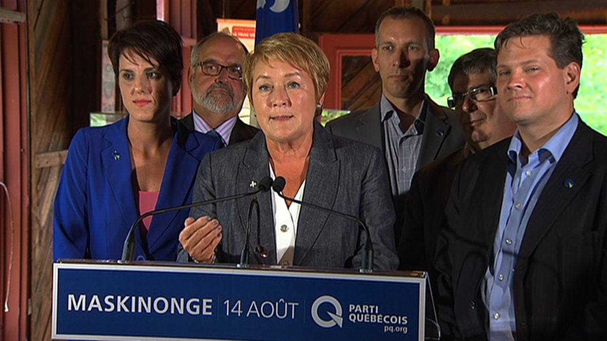Entourée de candidats de la région, Pauline Marois s'est engagée, à Trois-Rivières, à faire adopter une charte de la laîcité si elle est élue. Entourée de candidats de la région, Pauline Marois s'est engagée, à Trois-Rivières, à faire adopter une charte de la laîcité si elle est élue.
