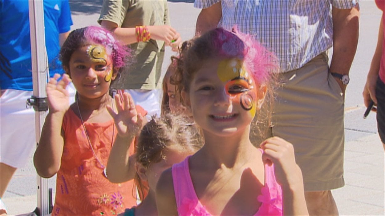 Des enfants en ont profité pour se faire maquiller. Des enfants en ont profité pour se faire maquiller.