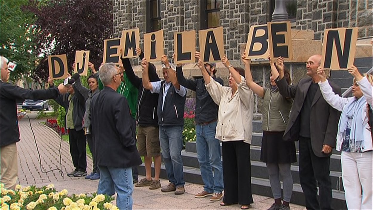 Manifestation contre les propos du maire Jean Tremblay devant l'hôtel de ville de l'arrondissement de Chicoutimi. Manifestation contre les propos du maire Jean Tremblay devant l'hôtel de ville de l'arrondissement de Chicoutimi.