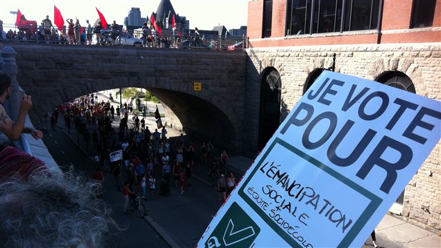 Les manifestants sillonnent plusieurs artères de Montréal. Les manifestants sillonnent plusieurs artères de Montréal.