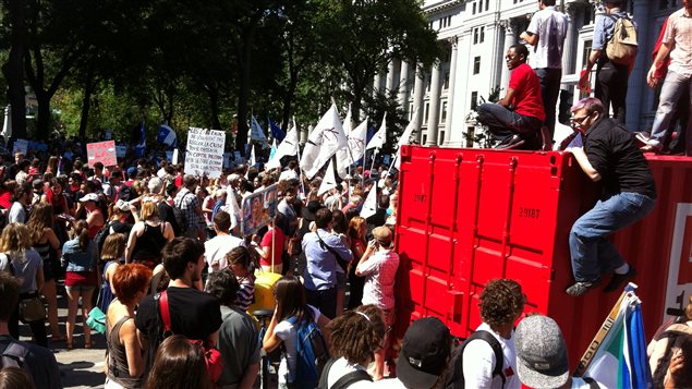 Les manifestants ont commencé à marcher peu après 15 h. Les manifestants ont commencé à marcher peu après 15 h.