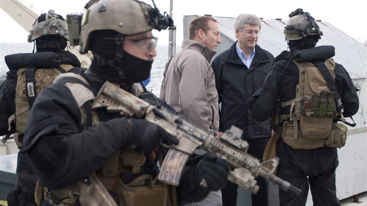 Stephen Harper, Peter Mackay et les militaires lors d'un exercice militaire dans le Grand Nord. Stephen Harper, Peter Mackay et les militaires lors d'un exercice militaire dans le Grand Nord.