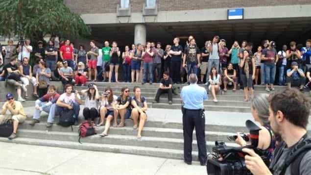 Des étudiants de l'UdeM bloquent l'entrée du pavillon Jean-Brillant. Des étudiants de l'UdeM bloquent l'entrée du pavillon Jean-Brillant.