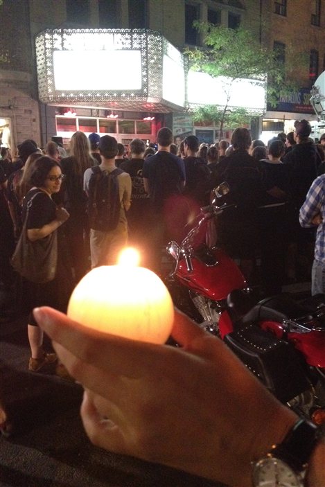 Quelques centaines de personnes participent à une veillée à la bougie au Métropolis. Quelques centaines de personnes participent à une veillée à la bougie au Métropolis.