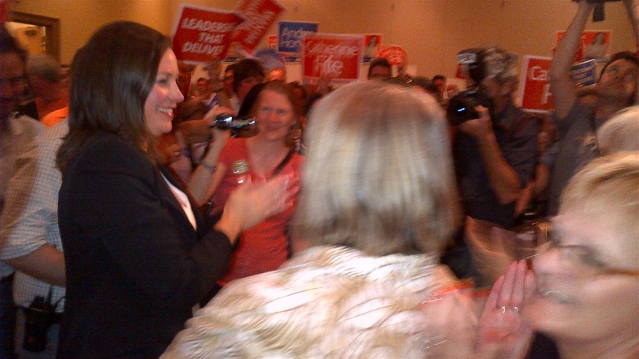 Catherine Fife arrive au quartier général du NPD dans la circonscription de Kitchener-Waterloo. Catherine Fife arrive au quartier général du NPD dans la circonscription de Kitchener-Waterloo.