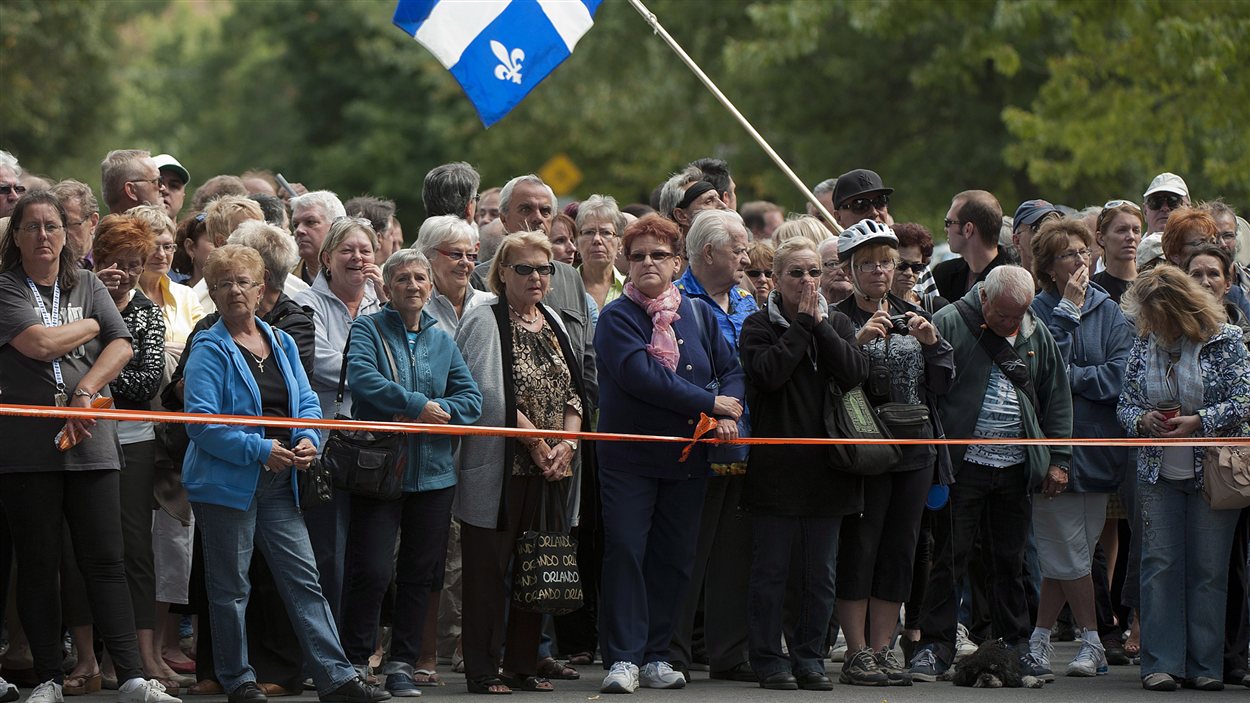 Des citoyens se sont rassemblés à l'extérieur de l'église Saint-Donat, où famille, amis et dignitaires sont rassemblés pour lui rendre hommage. Des citoyens se sont rassemblés à l'extérieur de l'église Saint-Donat, où famille, amis et dignitaires sont rassemblés pour lui rendre hommage.