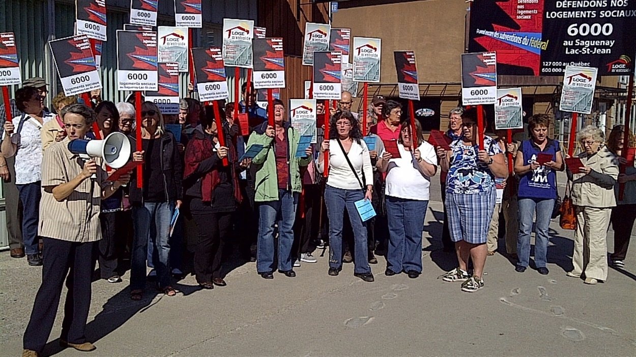Une quarantaine de manifestants sont devant les bureaux de Denis Lebel, à Roberval Une quarantaine de manifestants sont devant les bureaux de Denis Lebel, à Roberval