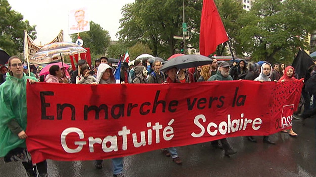 Des manifestants tiennent une banderole en faveur de la gratuité scolaire. Des manifestants tiennent une banderole en faveur de la gratuité scolaire.