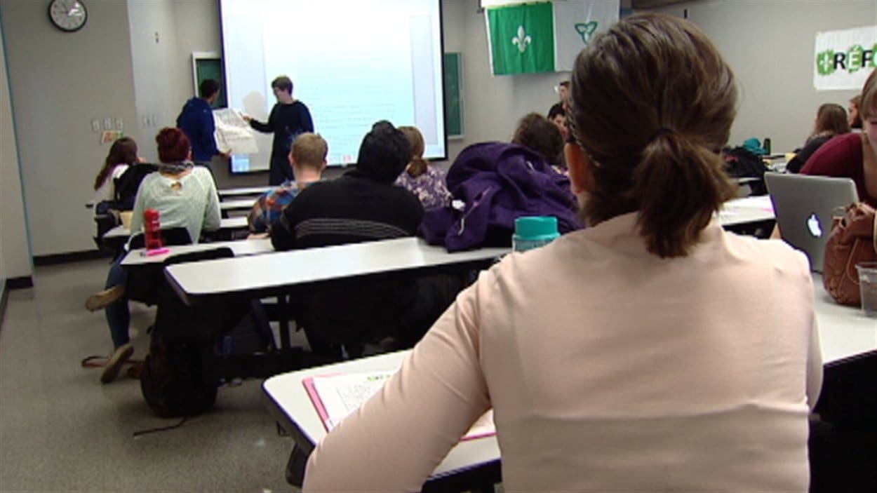 Les étudiants membres du RÉFO croient que la création d'une université francophone en Ontario représente le prochain défi à relever. Les étudiants membres du RÉFO croient que la création d'une université francophone en Ontario représente le prochain défi à relever.