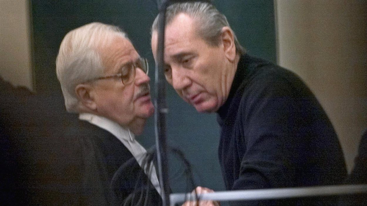 Vito Rizzuto s'adresse à son avocat, pendant son procès, à Montréal, en 2004 (archives) Vito Rizzuto s'adresse à son avocat, pendant son procès, à Montréal, en 2004 (archives)