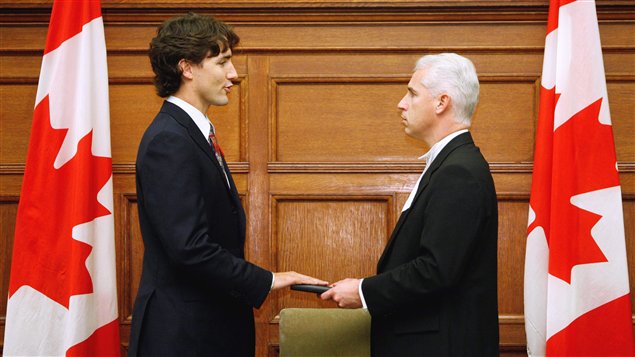 Justin Trudeau prête serment en tant que député de la circonscription de Papineau au Parlement d'Ottawa, le 6 novembre 2008. Justin Trudeau prête serment en tant que député de la circonscription de Papineau au Parlement d'Ottawa, le 6 novembre 2008.