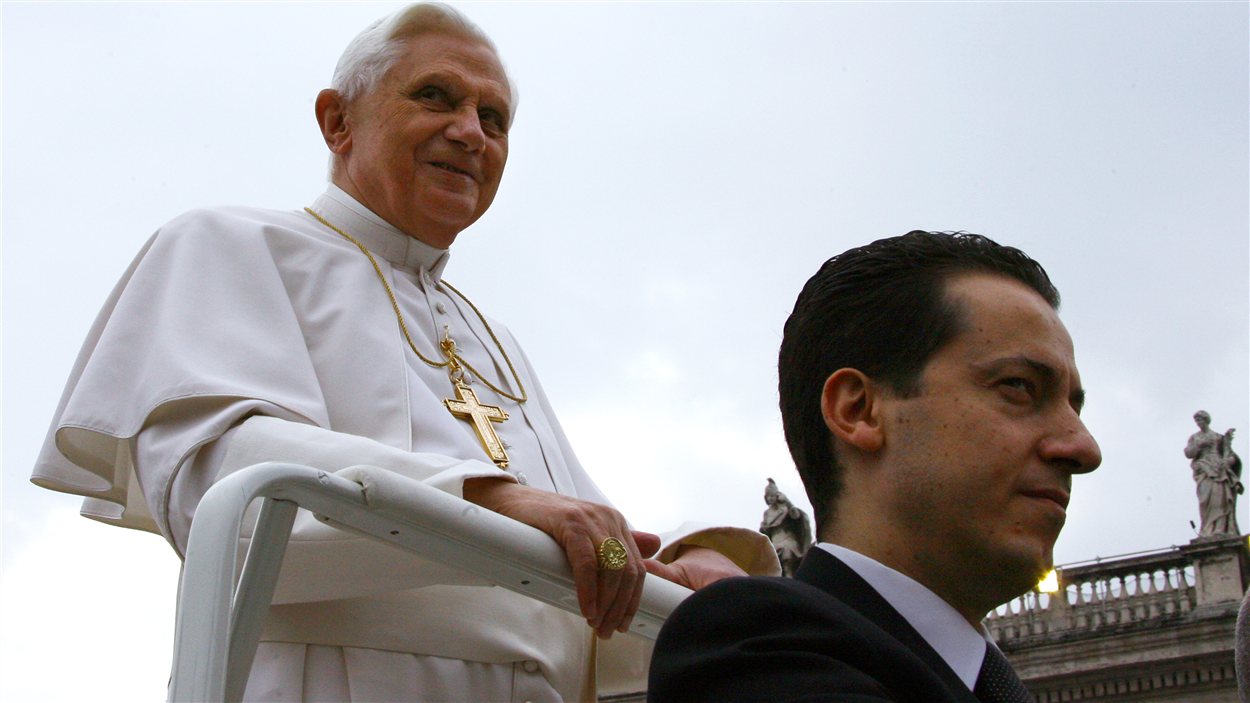 Paolo Gabriele en compagnie du pape Benoît XVI, en 2006. Paolo Gabriele en compagnie du pape Benoît XVI, en 2006.