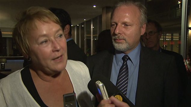 Accompagnée du ministre Jean-François Lisée, Pauline Marois s'est brièvement adressée aux journalistes. Accompagnée du ministre Jean-François Lisée, Pauline Marois s'est brièvement adressée aux journalistes.