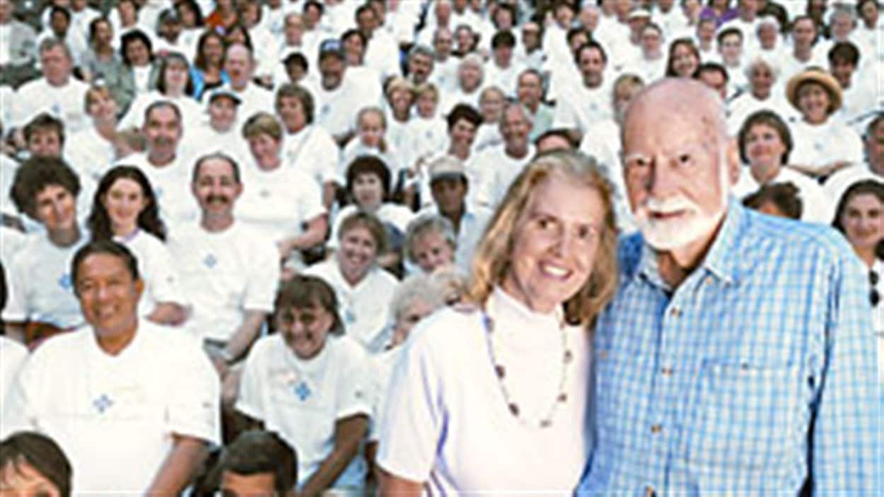 Le docteur E. Donnall Thomas et son épouse en compagnie d'anciens patients Le docteur E. Donnall Thomas et son épouse en compagnie d'anciens patients