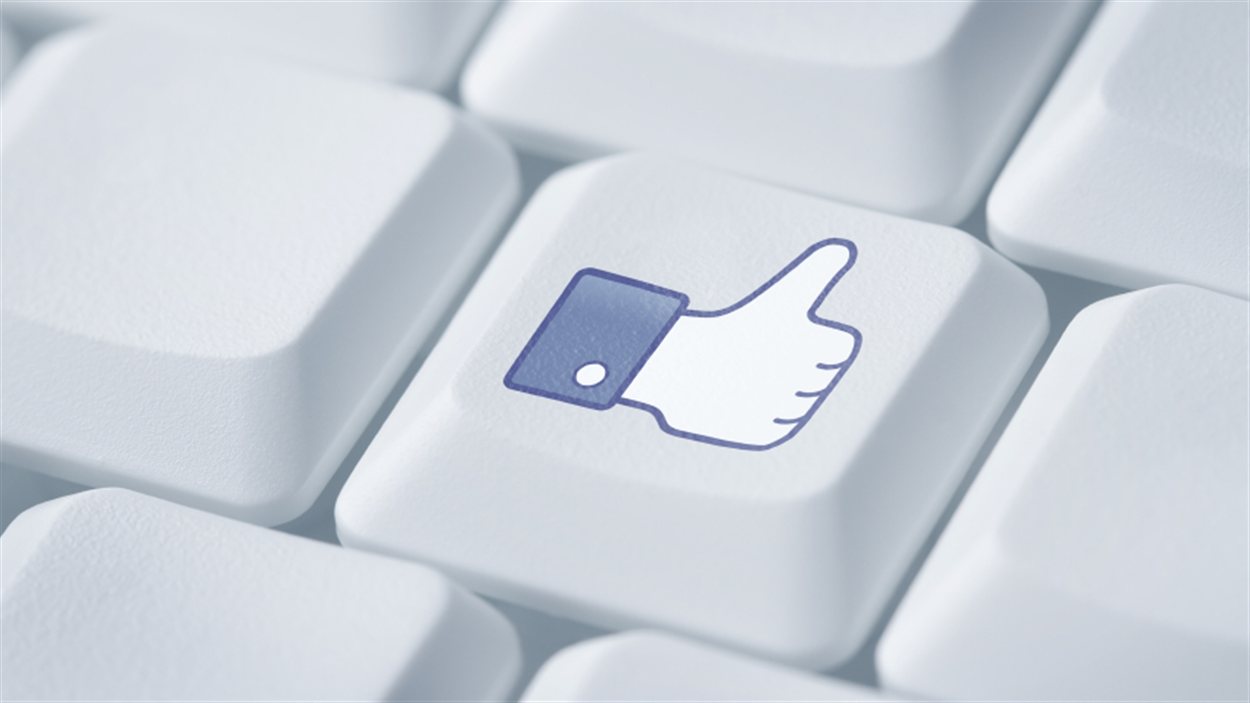 Touche «like» sur un clavier d'ordinateur Touche «like» sur un clavier d'ordinateur