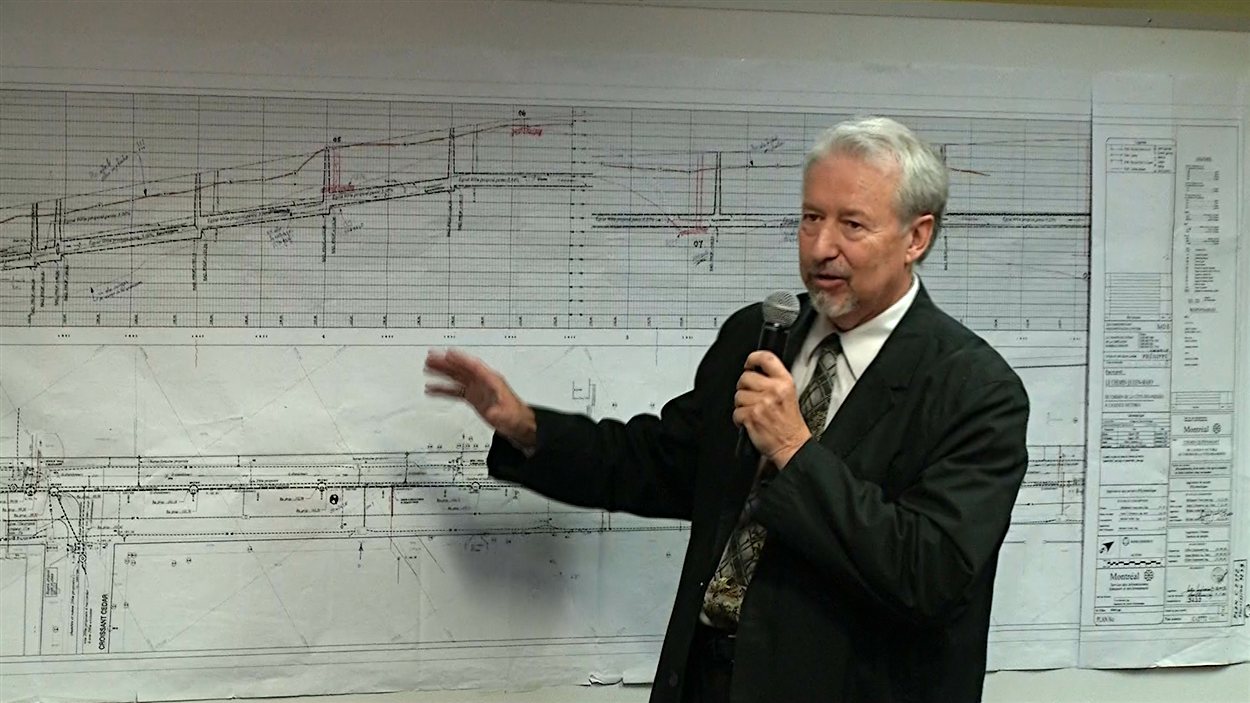 Gilles Surprenant expliquant un plan qu'il a préparé lorsqu'il était ingénieur à la Ville de Montréal Gilles Surprenant expliquant un plan qu'il a préparé lorsqu'il était ingénieur à la Ville de Montréal