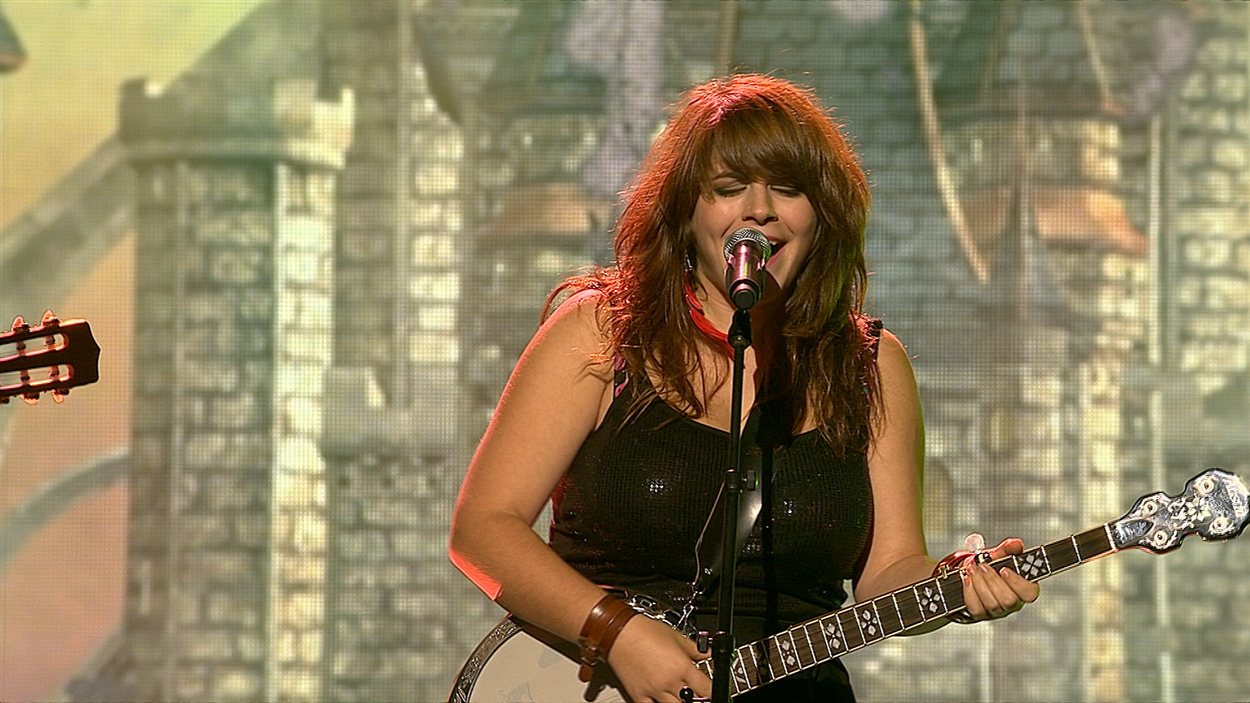 Lisa LeBlanc chante Aujourd'hui, ma vie c'ets d'la marde. Lisa LeBlanc chante Aujourd'hui, ma vie c'ets d'la marde.